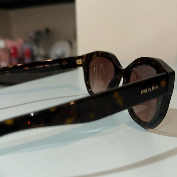 Prada sunglasses - Picture 3 of 3
